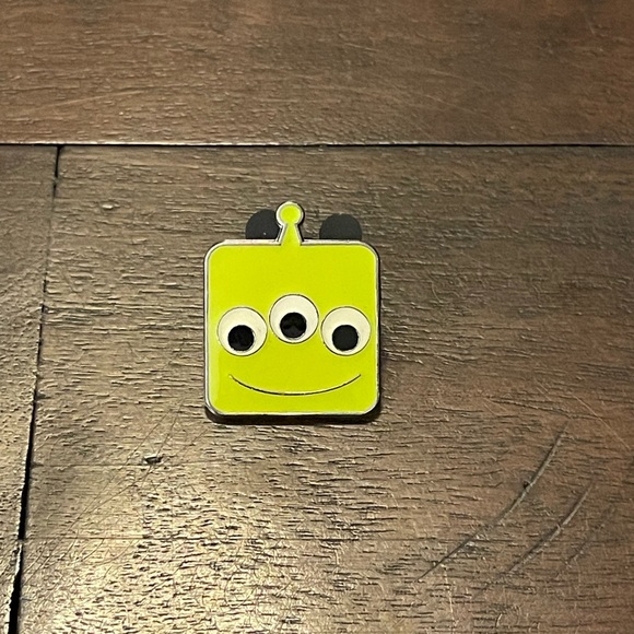 Disney Trading Pin Toy Story Alien Face Head Square- Shanghai - Picture 1 of 3